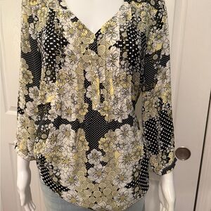 Rose & Olive Black and White Relaxed V-Neck Blouse